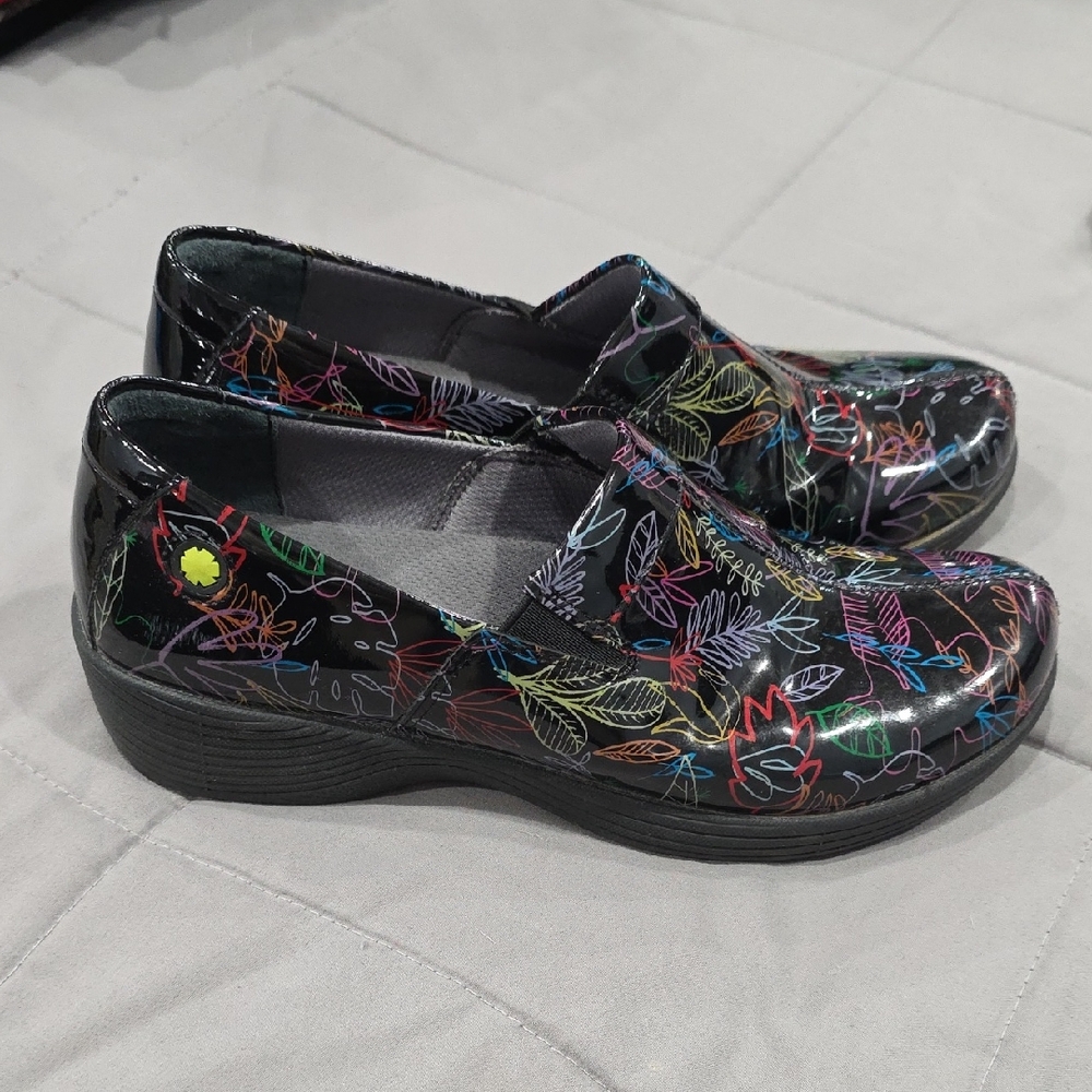 Work Wonders By Dansko‎